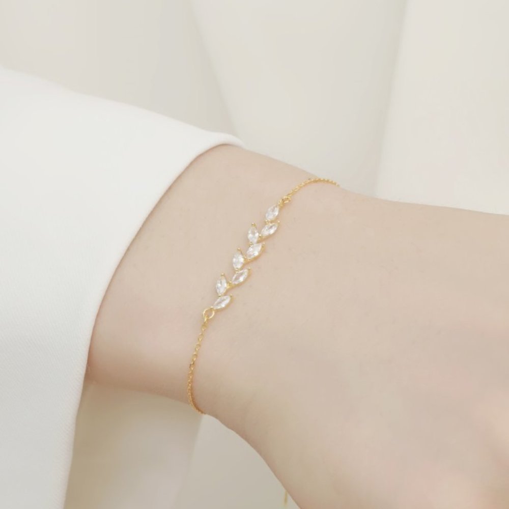 Nature's Elegance Leaf Pendant Bracelet in 18k Gold Plated Sterling Silver
